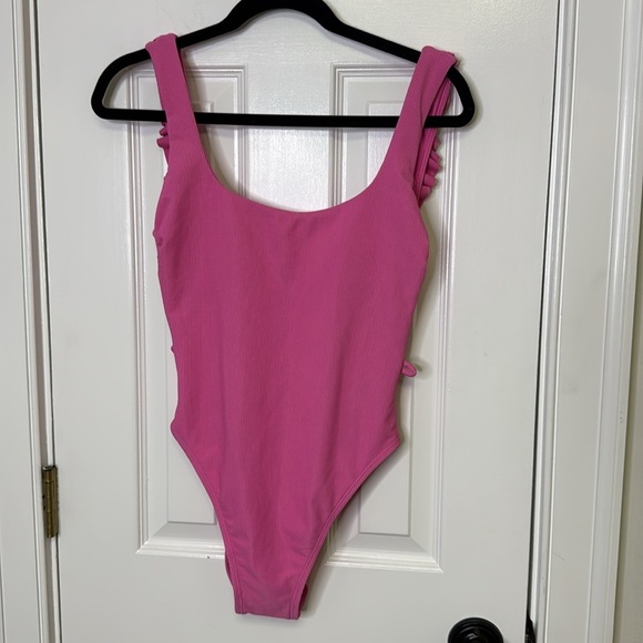 Jess Southern for Gianni Bini M Vibrant Pink Ruffled Swimsuit - Picture 3 of 10